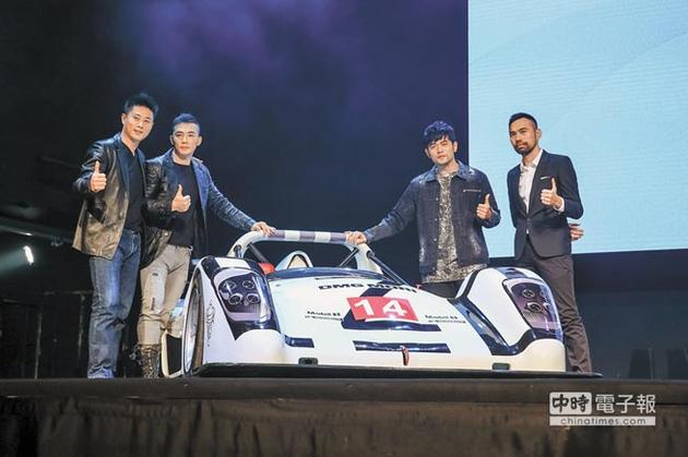 小刀（左起）、刘畊宏、监制周杰伦、导演陈奕先昨出席《叱咤风云》记者会，现场秀出赛车助阵。