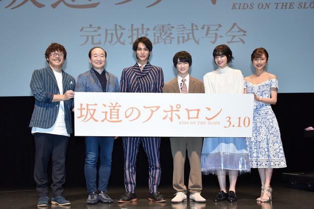 知念侑李参加电影活动 现场演奏为小松菜奈庆生