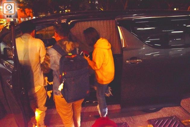 男友在车中,司机和助手马上挡住