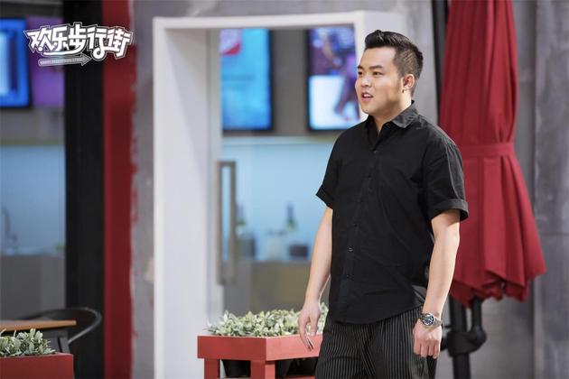 剧中崔志佳饰演咖啡馆老板丛小飞