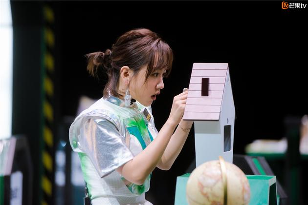 《明星大侦探3》杨蓉搜证被吓呆