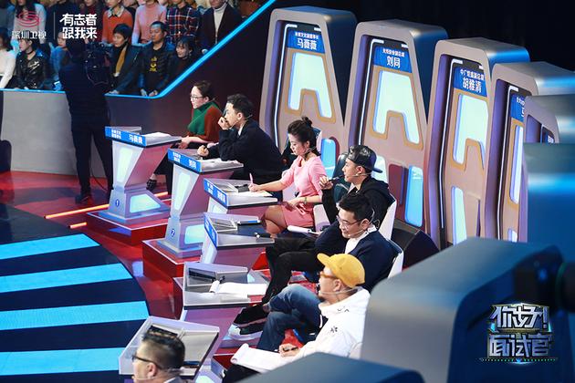 面试官聆听求职者的发言