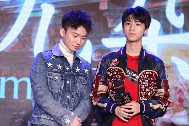 董子健示范如何搂到王俊凯网友放开他我来