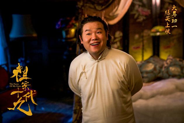 岳云鹏身穿民国服装，笑容憨厚可爱