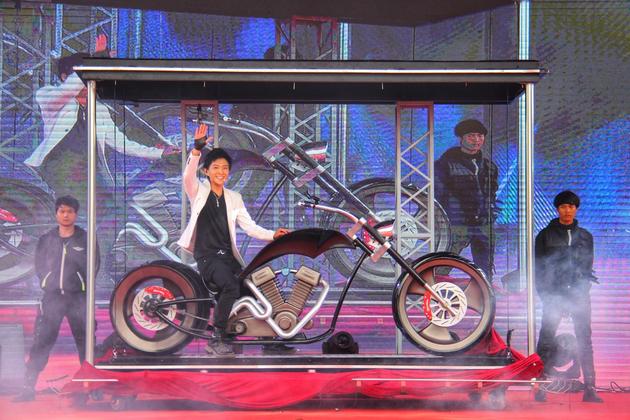 魔术师王禹变出自己与摩托