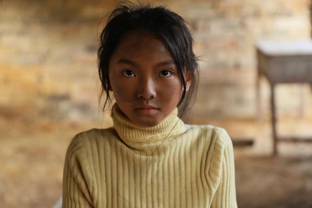 周玥彤主演公益片守望形象黝黑质朴变化大