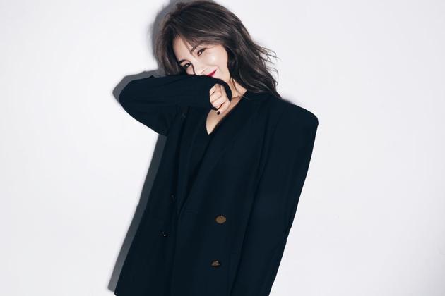 许佳慧最伤新歌 《暗色》唱痛隐忍的爱