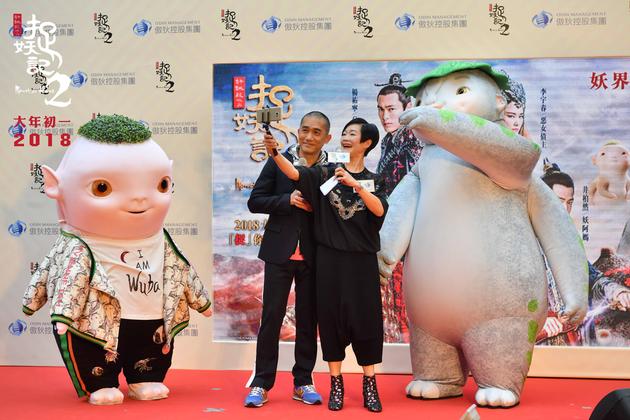 2梁朝伟与胡巴、笨笨自拍