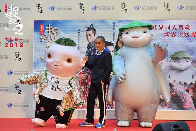 3梁朝伟俏皮玩弄胡巴耳朵