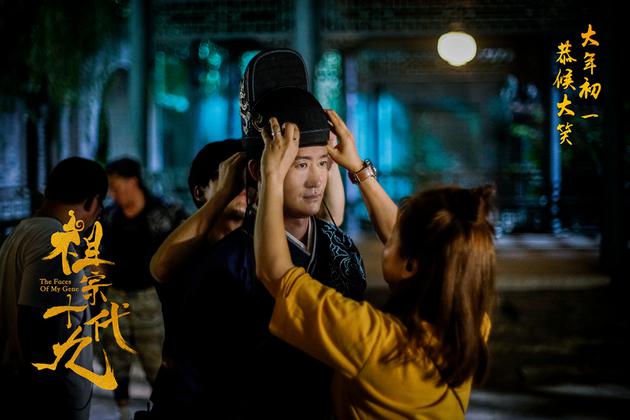 工作人员帮吴京穿戏服