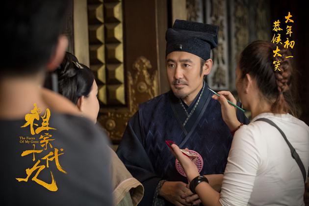 工作人员给吴秀波上妆