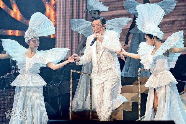 胡枫以闪爆白马王子造型出场，在舞蹈员陪伴又跳又唱