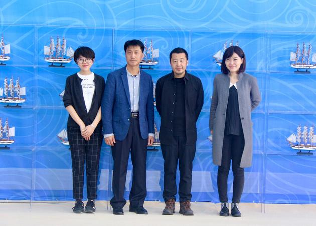 《时间去哪儿了》剧组代表出席第四届丝绸之路国际电影节，自左至右：制片万佳欢，男主演梁景东，监制贾樟柯，制片周品颉