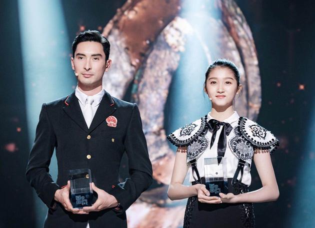 关晓彤与华天手捧印信共同担当国宝守护人