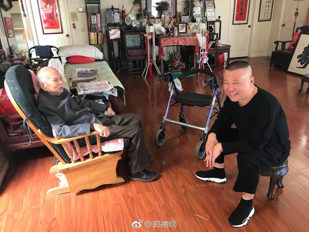 郭德纲纽约拜望96岁师伯 老先生精神抖擞气色佳