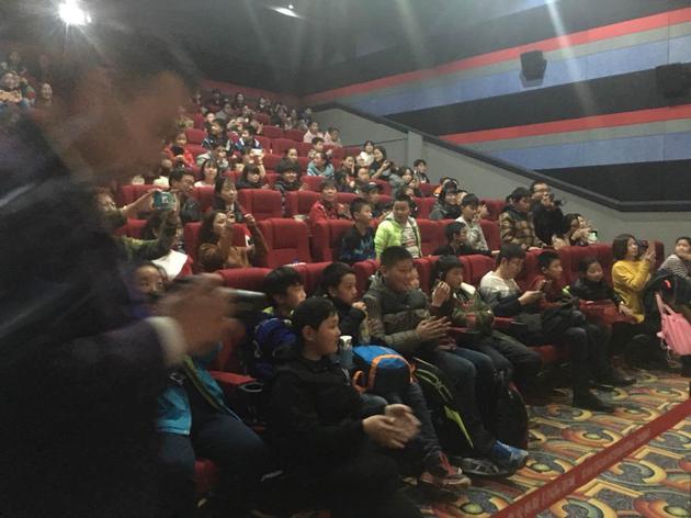 西安盲童“观看”电影