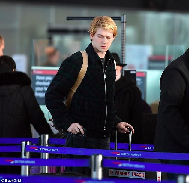 乔阿尔文现身伦敦机场或飞纽约与霉霉辞旧迎新年