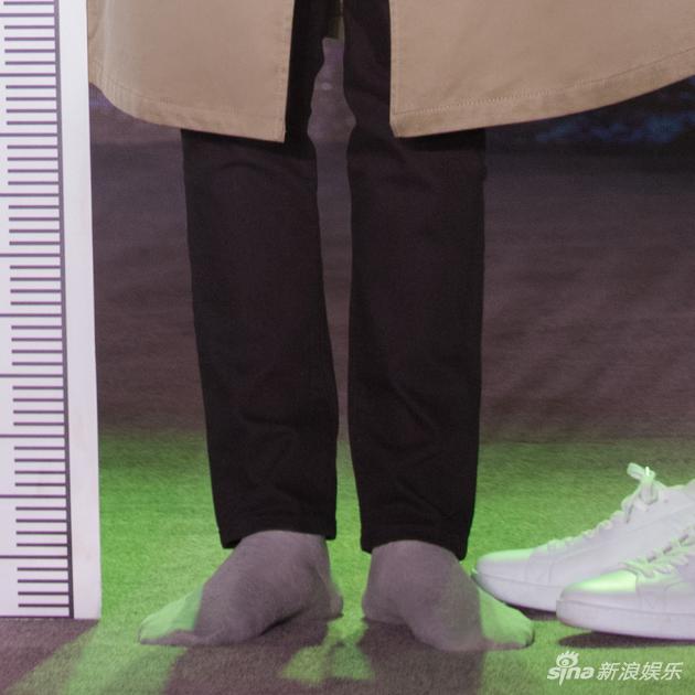 刘昊然量身高偷穿增高垫被抓包强装镇定傻萌可爱