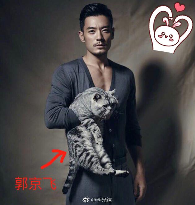 李光洁晒吸猫旧照胸肌抢镜给猫取名郭京飞