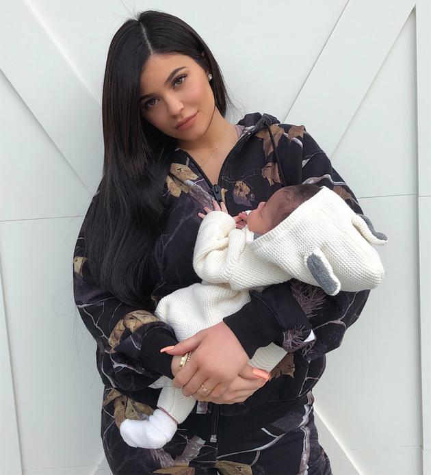 凯莉詹娜晒女儿正面照前男友tyga心如死灰