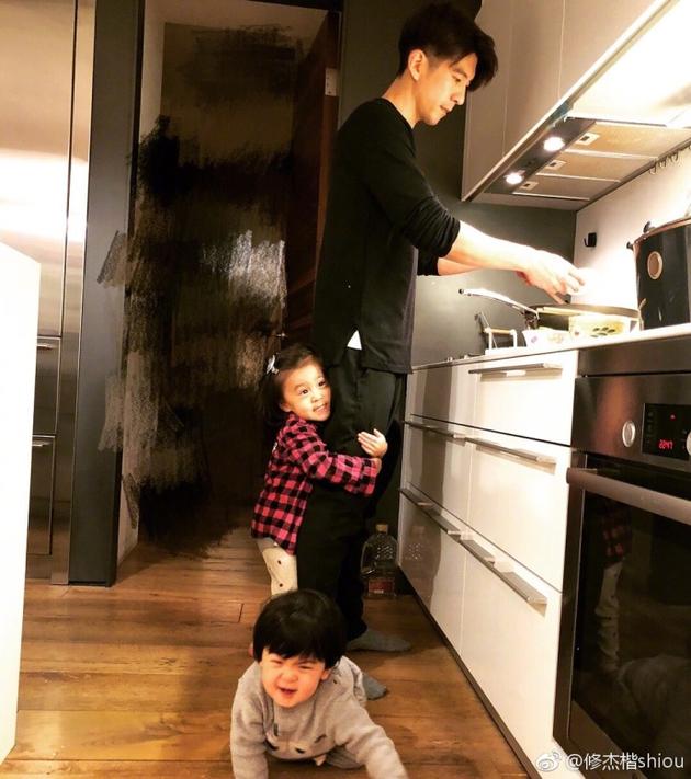 修杰楷做饭带娃两不误