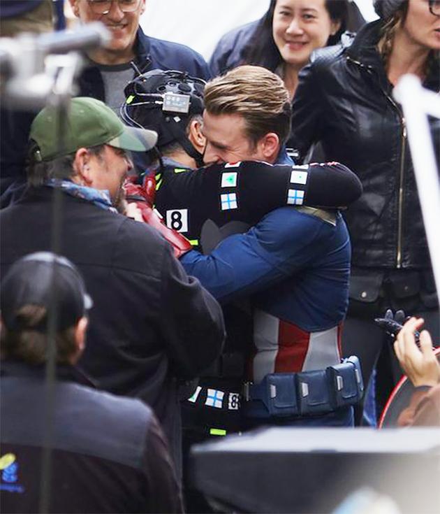 鲁法洛和克里斯·埃文斯拥抱