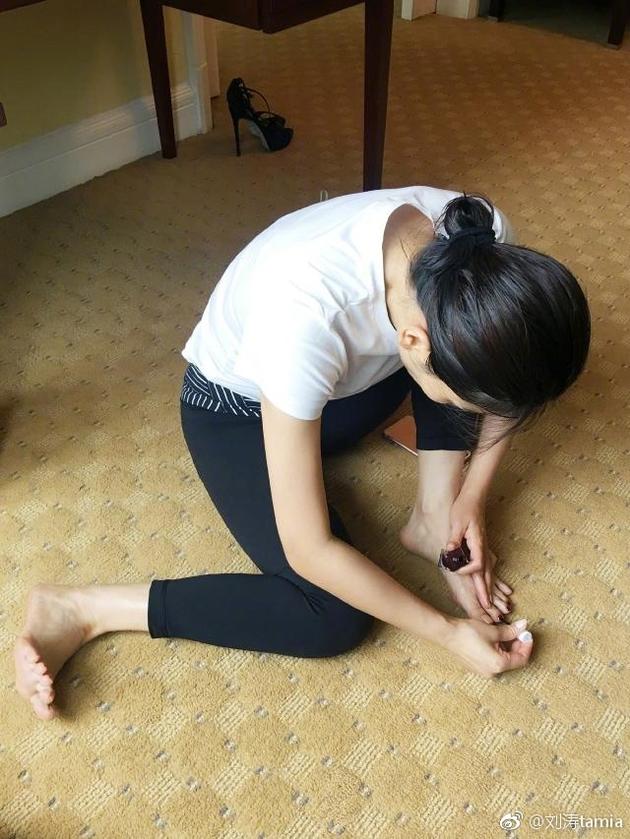 刘涛惊喜赴约微博之夜等我涂完指甲油就来