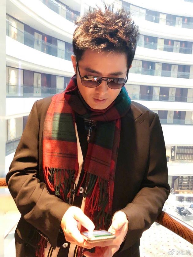 任泉晒晒自拍帅气有型 提醒网友天冷别忘穿秋裤