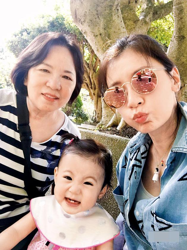 贾静雯(右)有空常带着女儿咘咘陪伴妈妈。