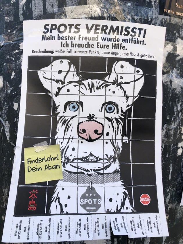柏林街头《犬之岛》的宣传海报，模拟“寻狗启事”，非常有趣