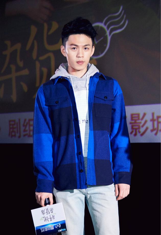 李鸿其来济路演被迷妹现场表白索要微信