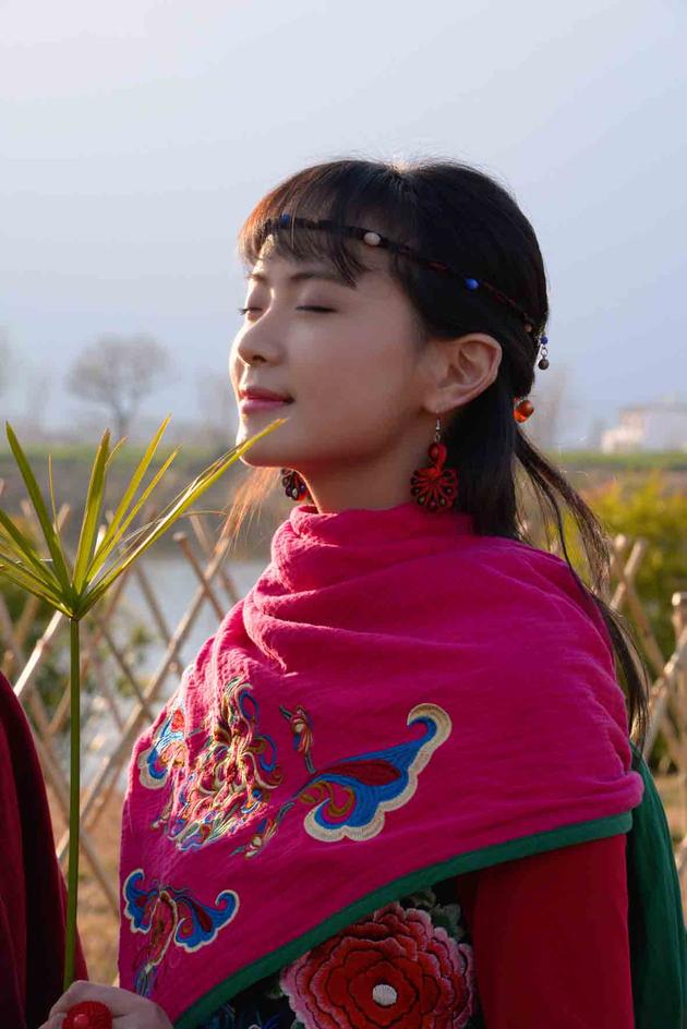 此次许言于影片中化身邻家"小妹"阳光亲和.