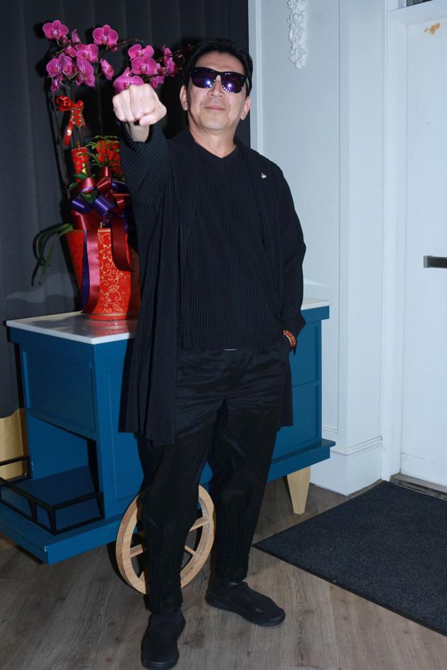 高捷演活黑帮老大年轻粉丝鞠躬抢合照