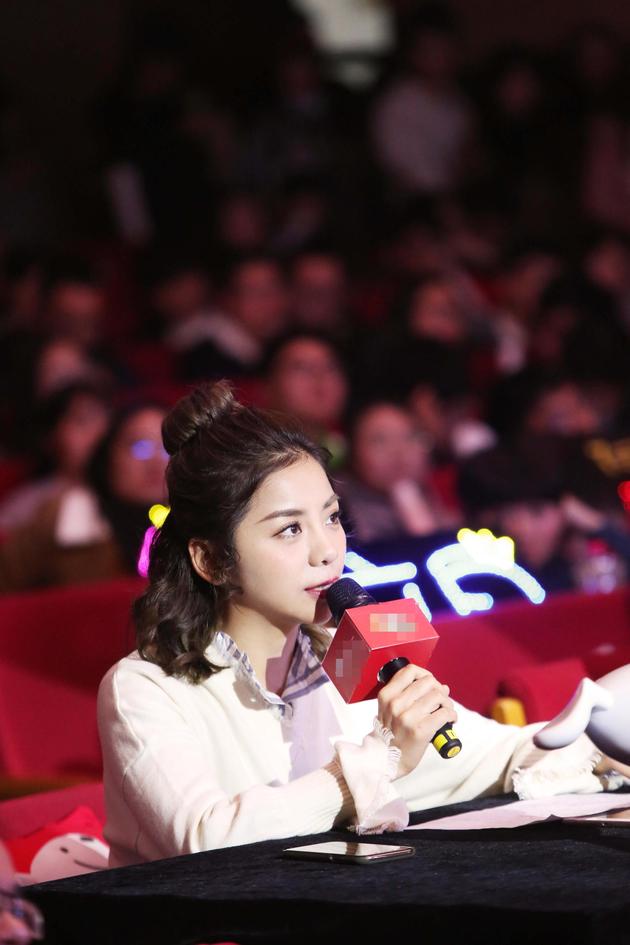 金玟岐在校园比赛中点评