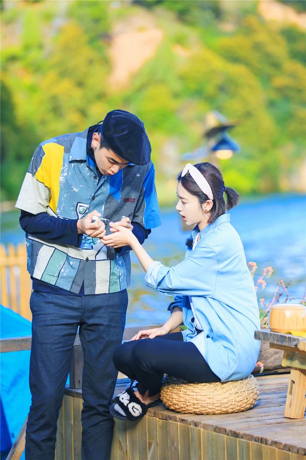 纪凌尘给阚清子涂指甲油