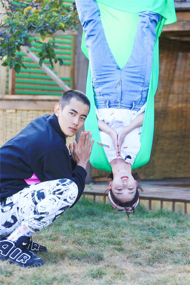 纪凌尘和正在练瑜伽的阚清子合影