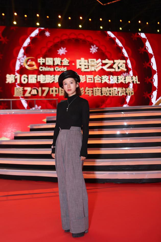 邓燕歌高腰工装裤帅气亮相