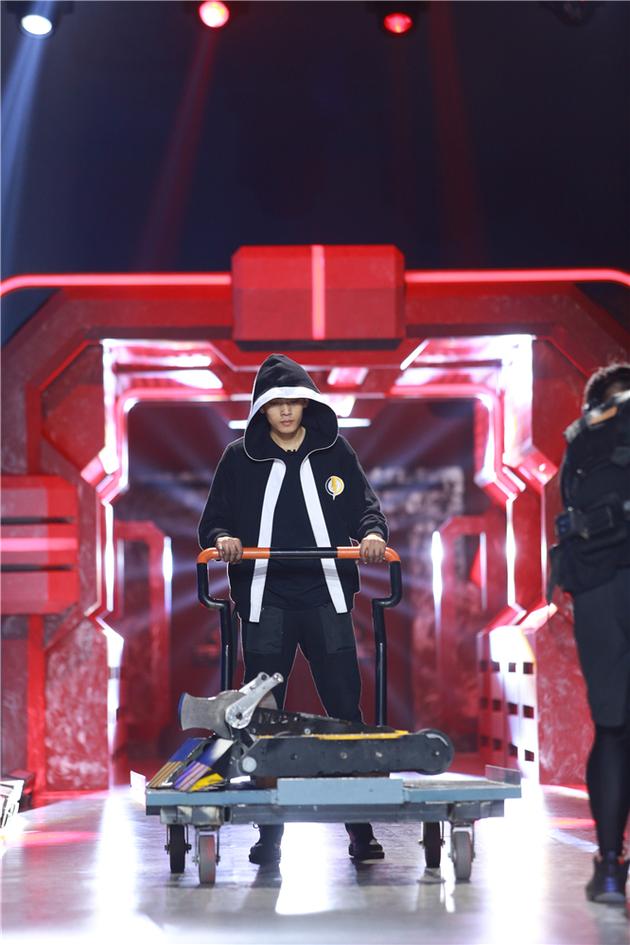 《铁甲》机器人格斗选手撞脸霍建华 智商颜值兼备