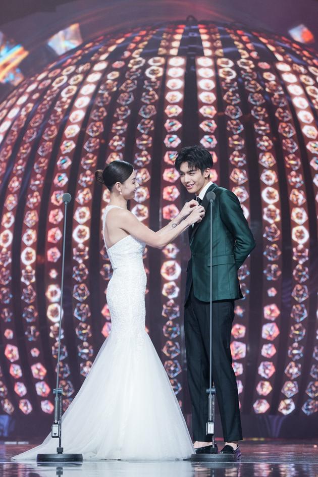 张柏芝为宋威龙调整领结