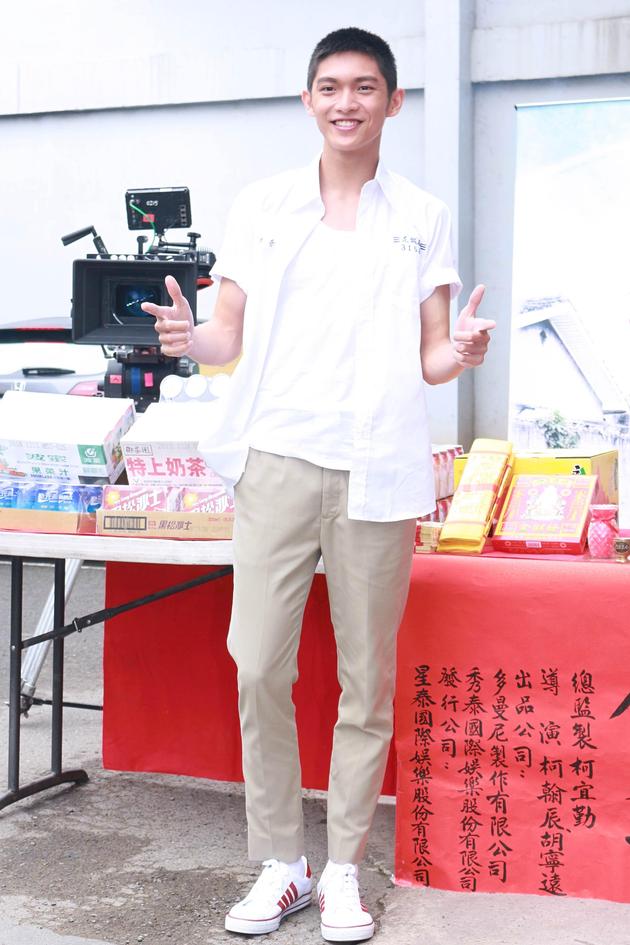 《斗鱼》电影版开镜毛弟挨拳 演大反派揣摩狠劲