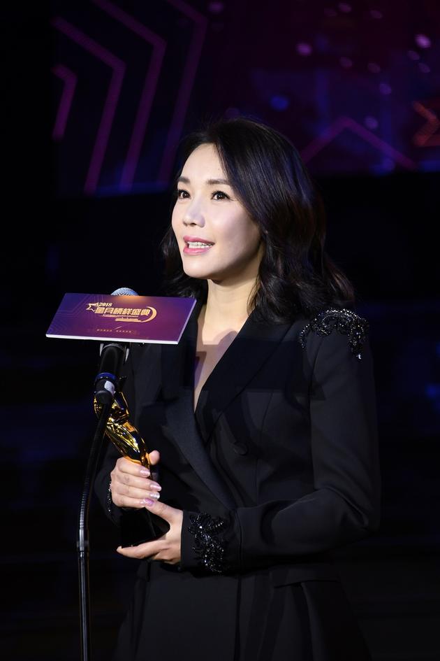 戴玮朱茵捧杯星月榜样盛典 《二次初恋》获赞