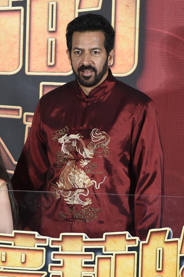 导演卡尔比·汗