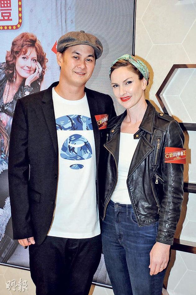 许怀欣前晚(12月4日)与太太拍拖看首映.