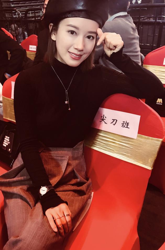 邓燕歌美艳大方