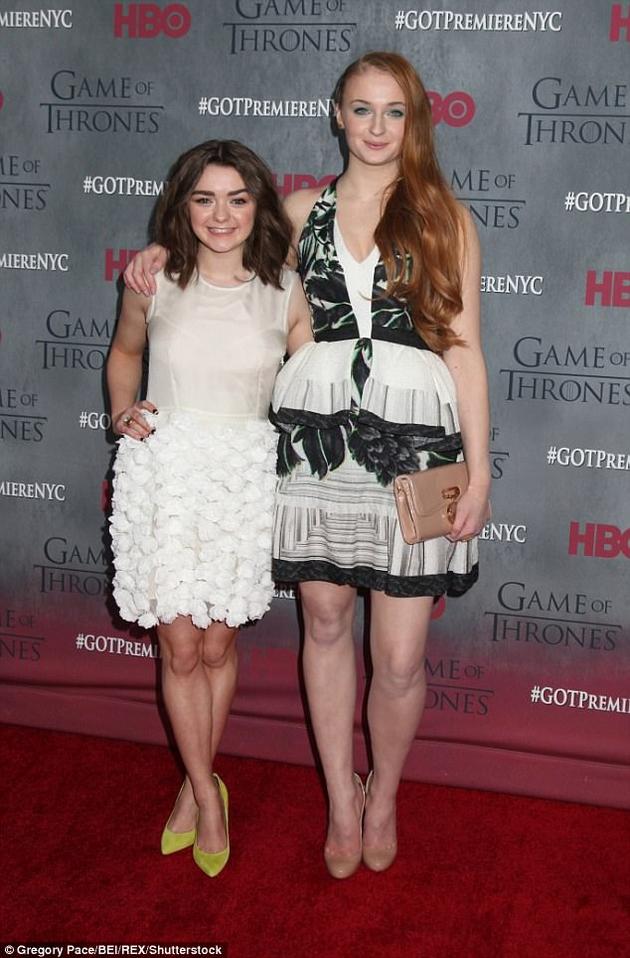 索菲的伴娘将由她最好的朋友、《权力的游戏》中扮演史塔克家族的二女儿艾莉亚-史塔克的麦茜-威廉姆斯（Maisie Williams）担任