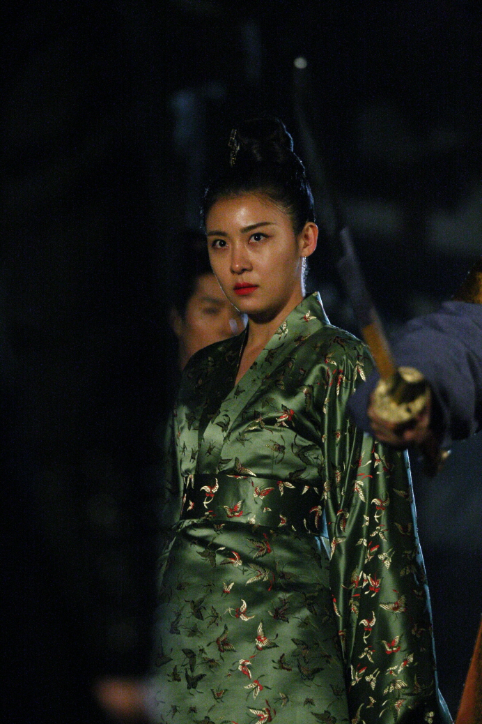 海报剧照剧情:该剧将讲述高丽人奇子敖的女儿在家人被高丽王杀害后,以