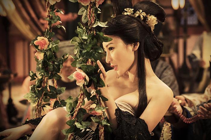 柳岩剧照魏君子透露,《奇门遁甲》成本大约是两亿元人民币.