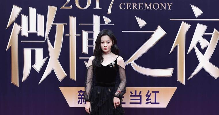 微博之夜红毯 鞠婧祎亮相
