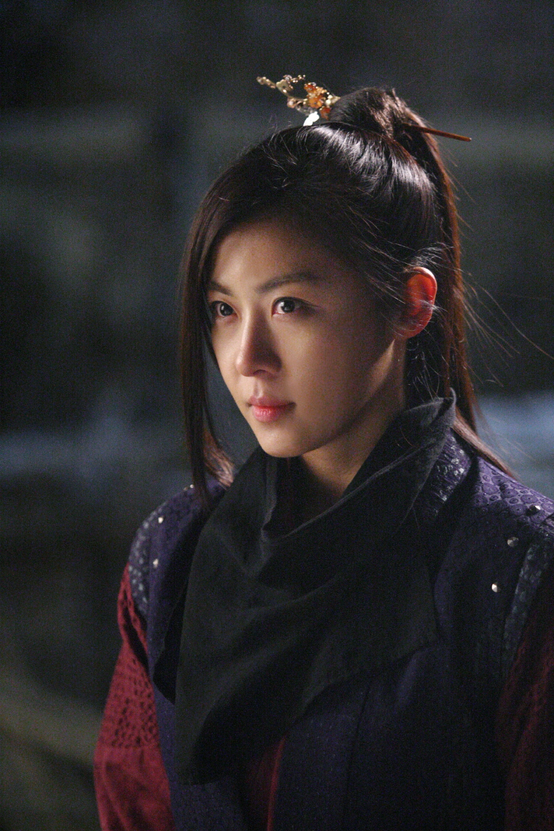 海报剧照剧情:该剧将讲述高丽人奇子敖的女儿在家人被高丽王杀害后,以