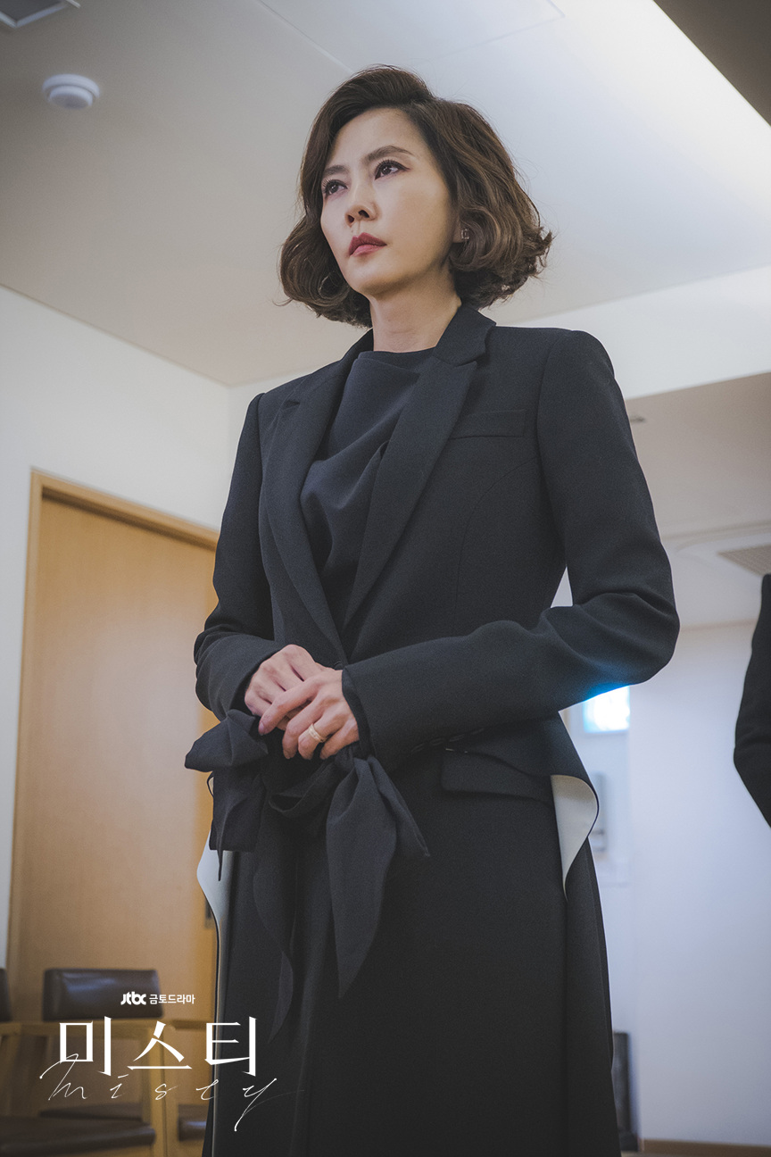 该剧是讲述被认为是杀人事件嫌疑人的韩国顶尖主播高惠兰(金南珠饰)和